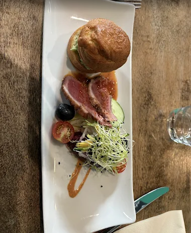Assiette avec burger et garniture