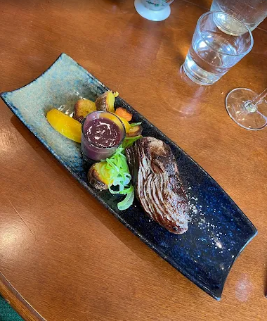 Plat sur assiette bleue