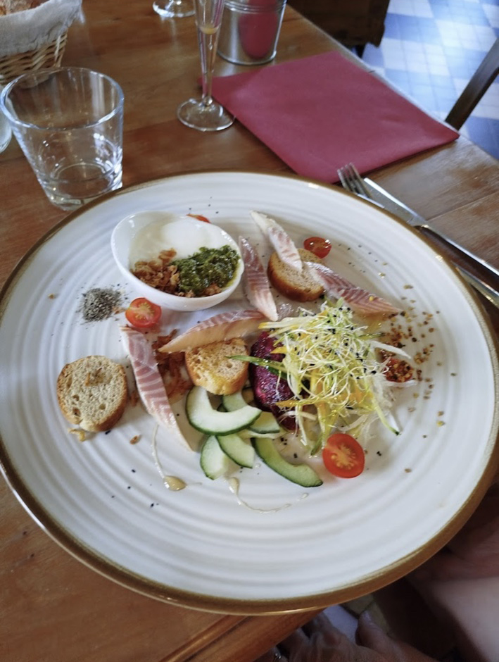 Table et assiette au restaurant